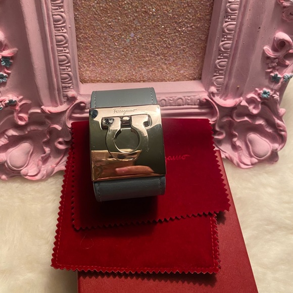 Salvatore Ferragamo ๐ฏ Authentic - Picture 1 of 7